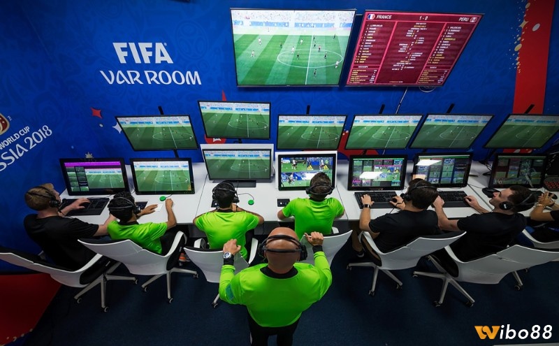 VAR đang xem xét một tình huống lỗi phạt trong bóng đá