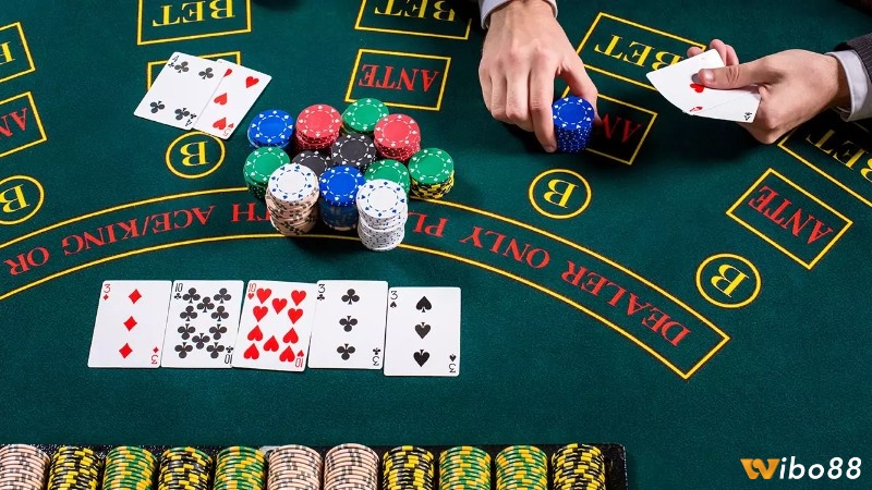 Quy trình chia bài và vòng cược trong cách chơi poker cơ bản